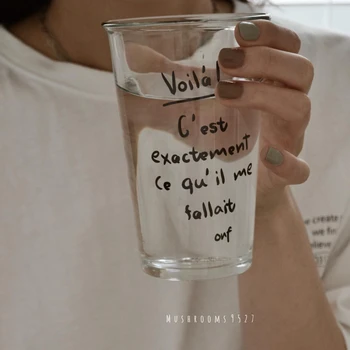 Vizuálny Efekt Celej Skóre Vlog Streľba Jednoduché Francúzsky Písmená Slamy Sklo Voda Pohár Mlieka Pohár Šálku Kávy Veľkou Kapacitou